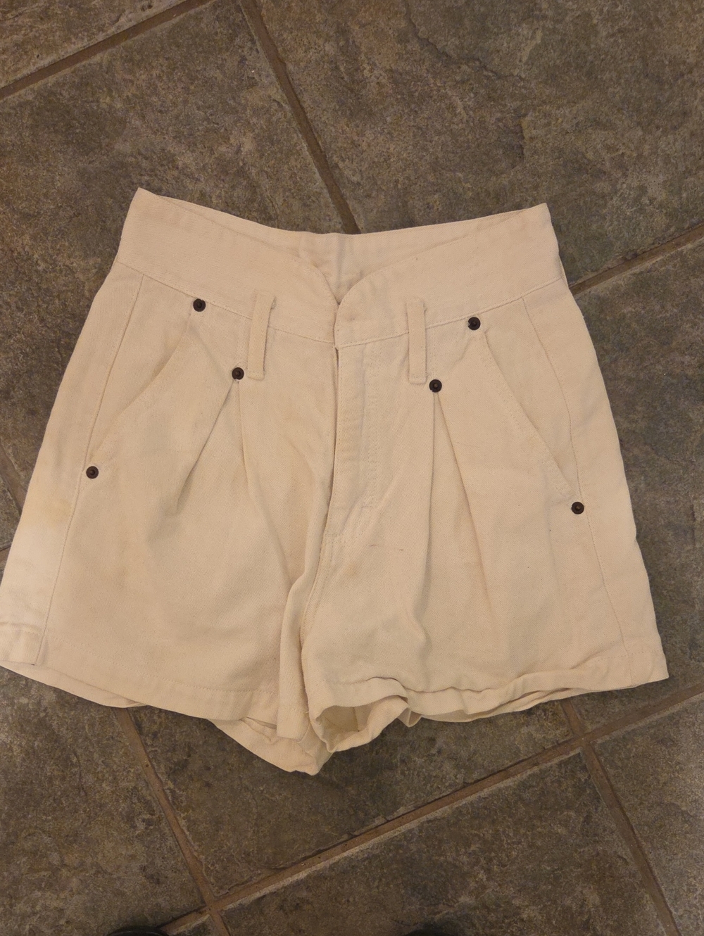 Vintage High-Waist White Pleated Women's Shorts with Button Detail